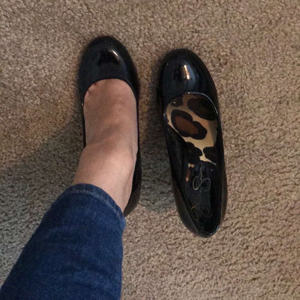 Black pumps